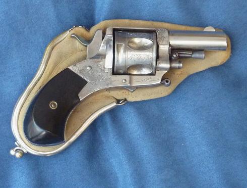 Luxueux petit revolver  cal  380 BD. 